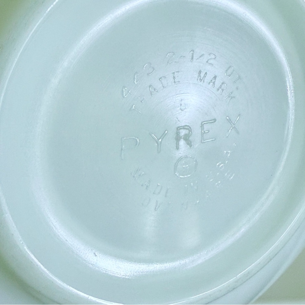 Vintage Pyrex Early American Cinderella Mixing Bowl #443 - 2.5 Qt - Picture 8 of 11